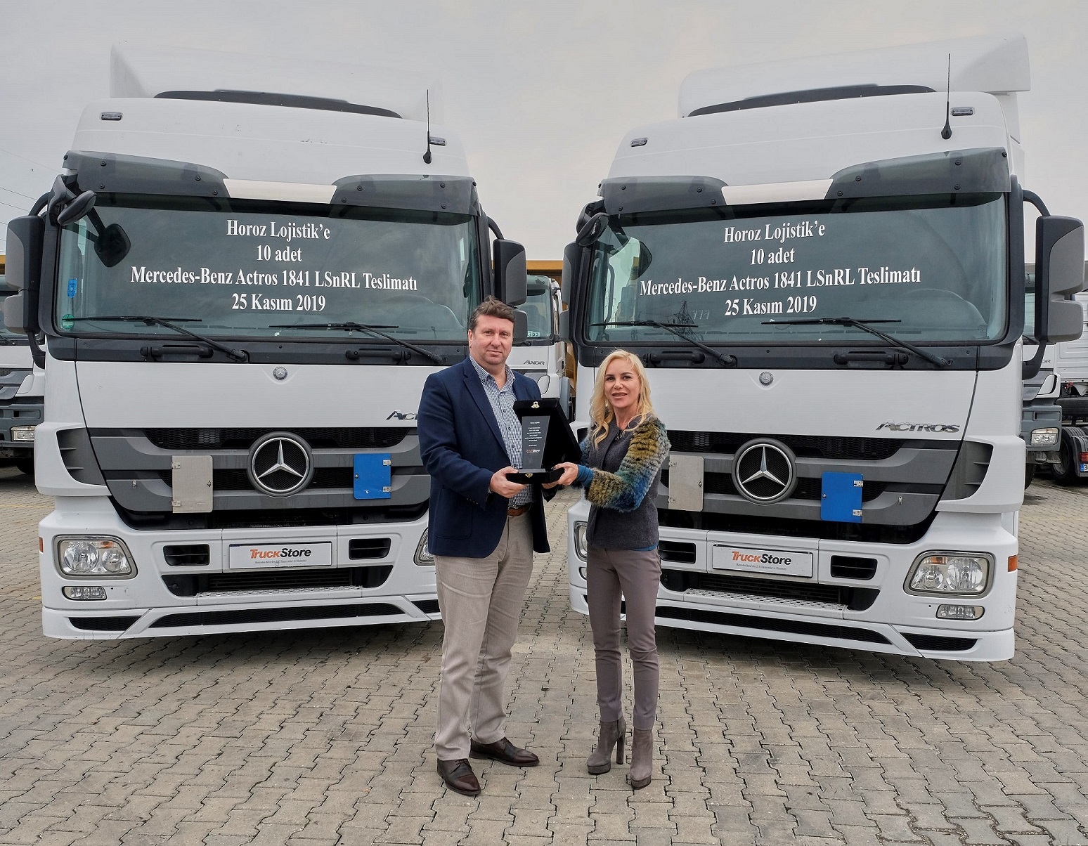 truckstoredan-horoz-lojistik’e-10-adet-actros-1841-lsnrl-cekici-teslimati-001.jpg