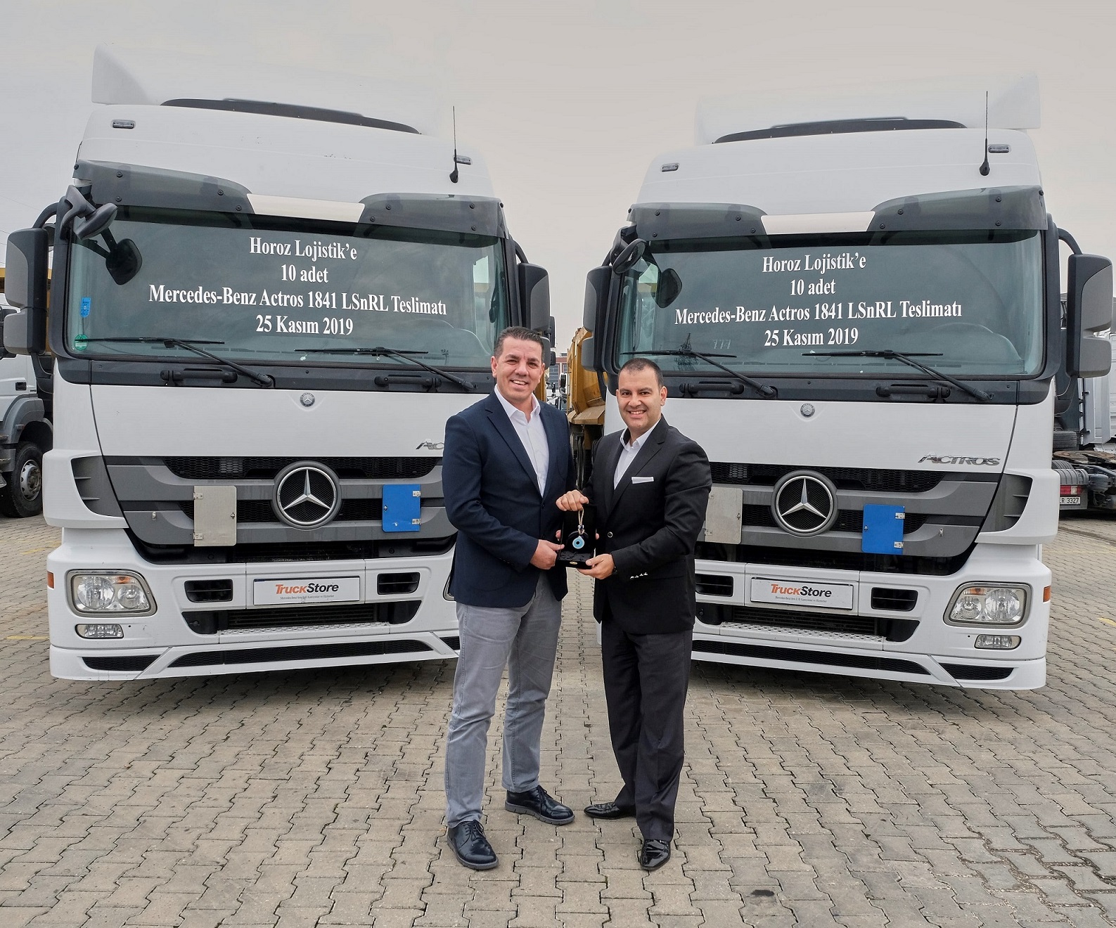 truckstoredan-horoz-lojistik’e-10-adet-actros-1841-lsnrl-cekici-teslimatii-001.jpg